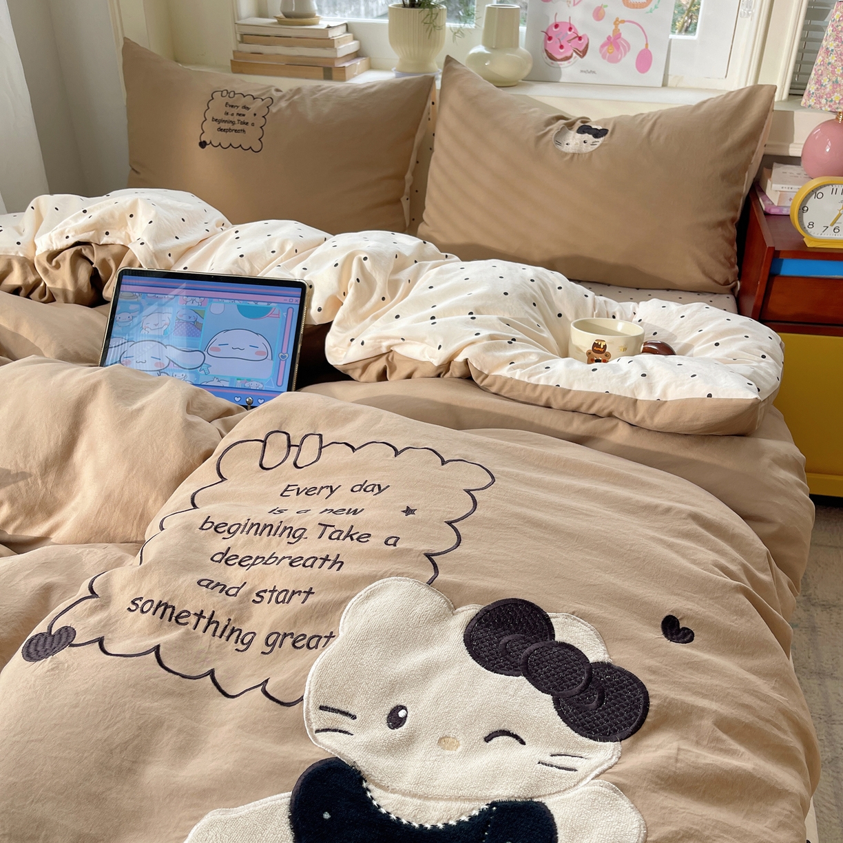 91家纺网 家纺一手货源 找家纺 贝扬思家纺 2026春夏新款云朵贴布绣绣花四件套 小猫来喽