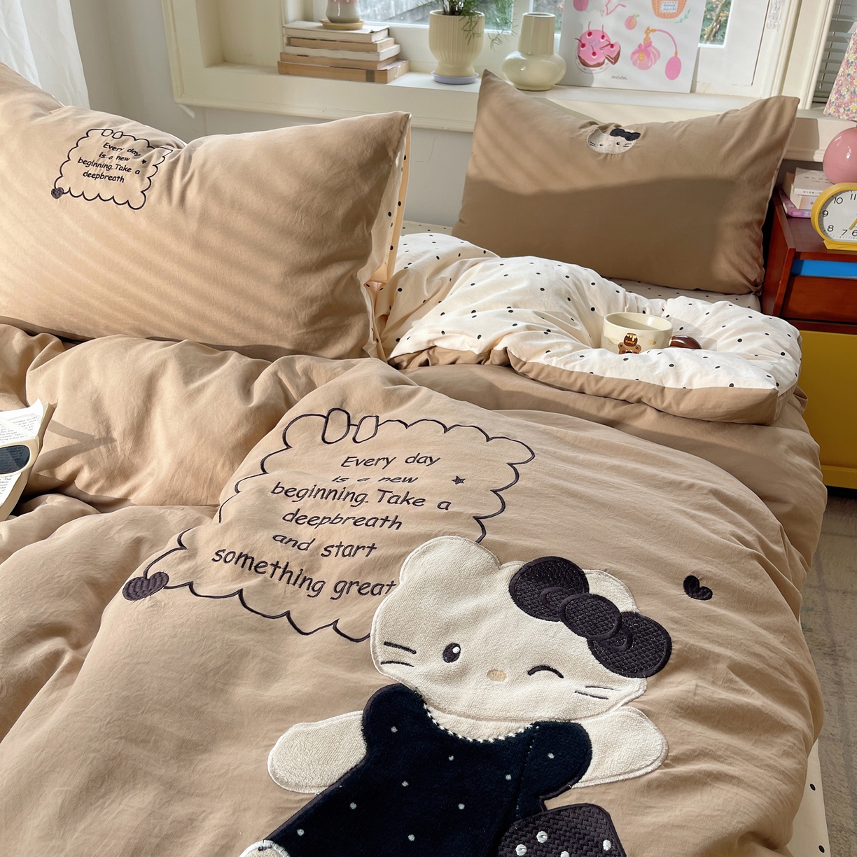 91家纺网 家纺一手货源 找家纺 贝扬思家纺 2026春夏新款云朵贴布绣绣花四件套 小猫来喽