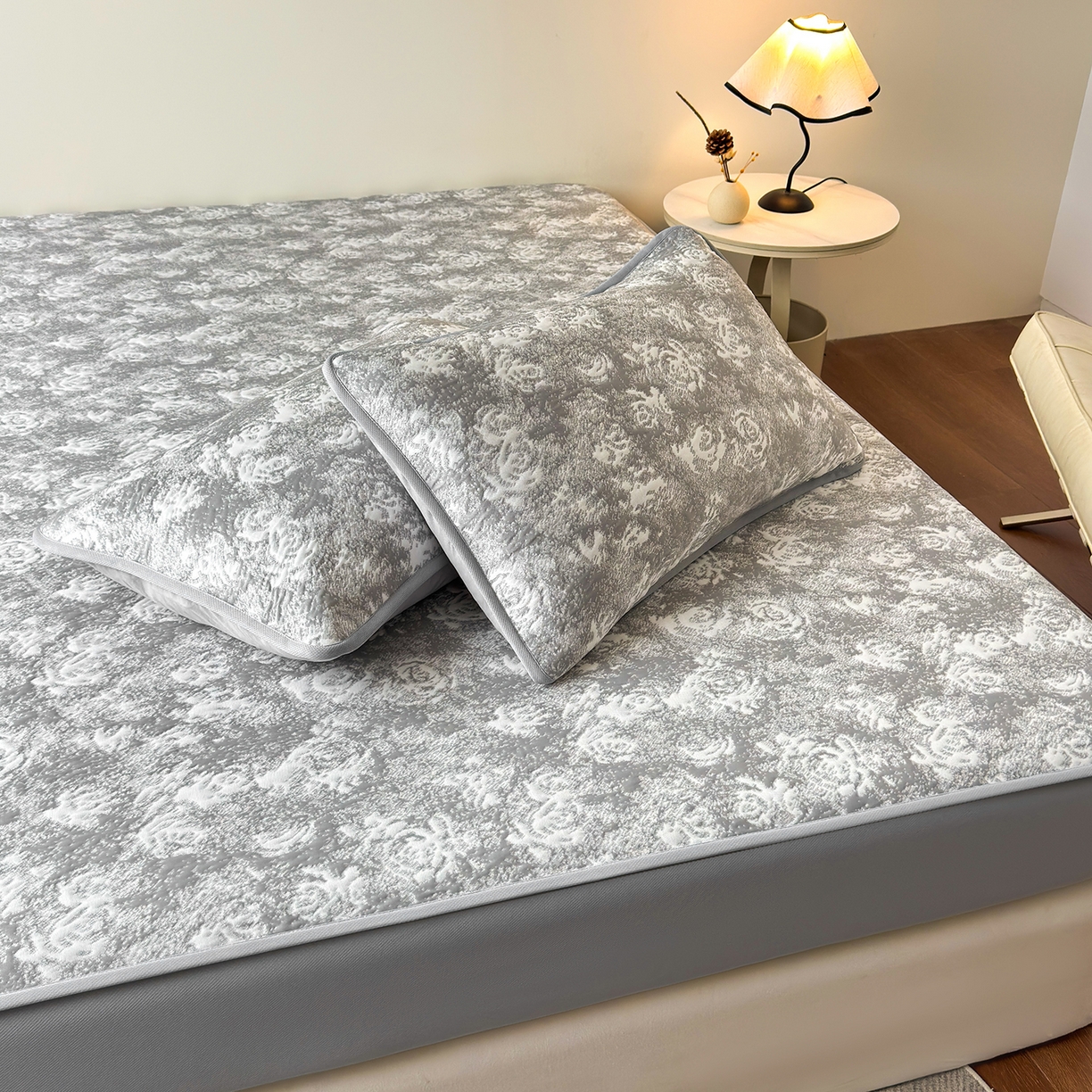 91家纺网 家纺一手货源 找家纺 柔品 2026春夏新款PE中分子床笠款凉席席子 梦里繁花 灰