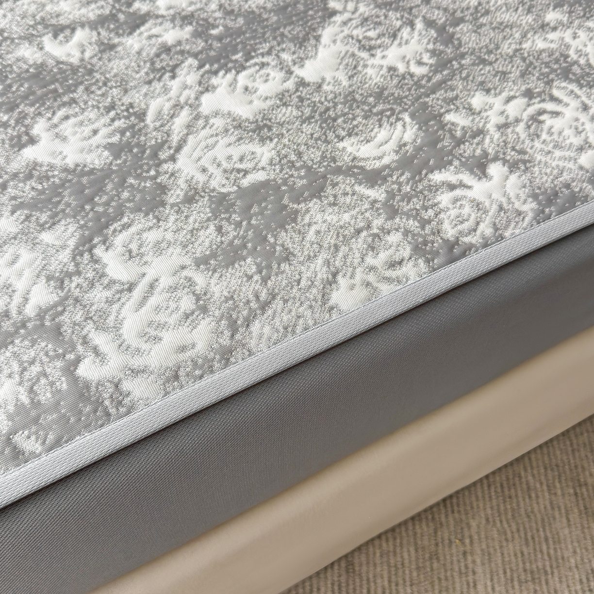 91家纺网 家纺一手货源 找家纺 柔品 2026春夏新款PE中分子床笠款凉席席子 梦里繁花 灰