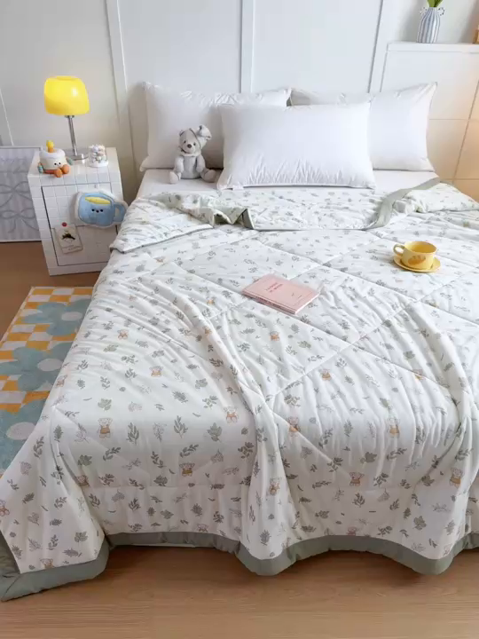 91家纺网 家纺一手货源 找家纺 帕拉美拉 2026新款A类印花冰凉丝凉感丝手包大宽边夏被 林间小熊