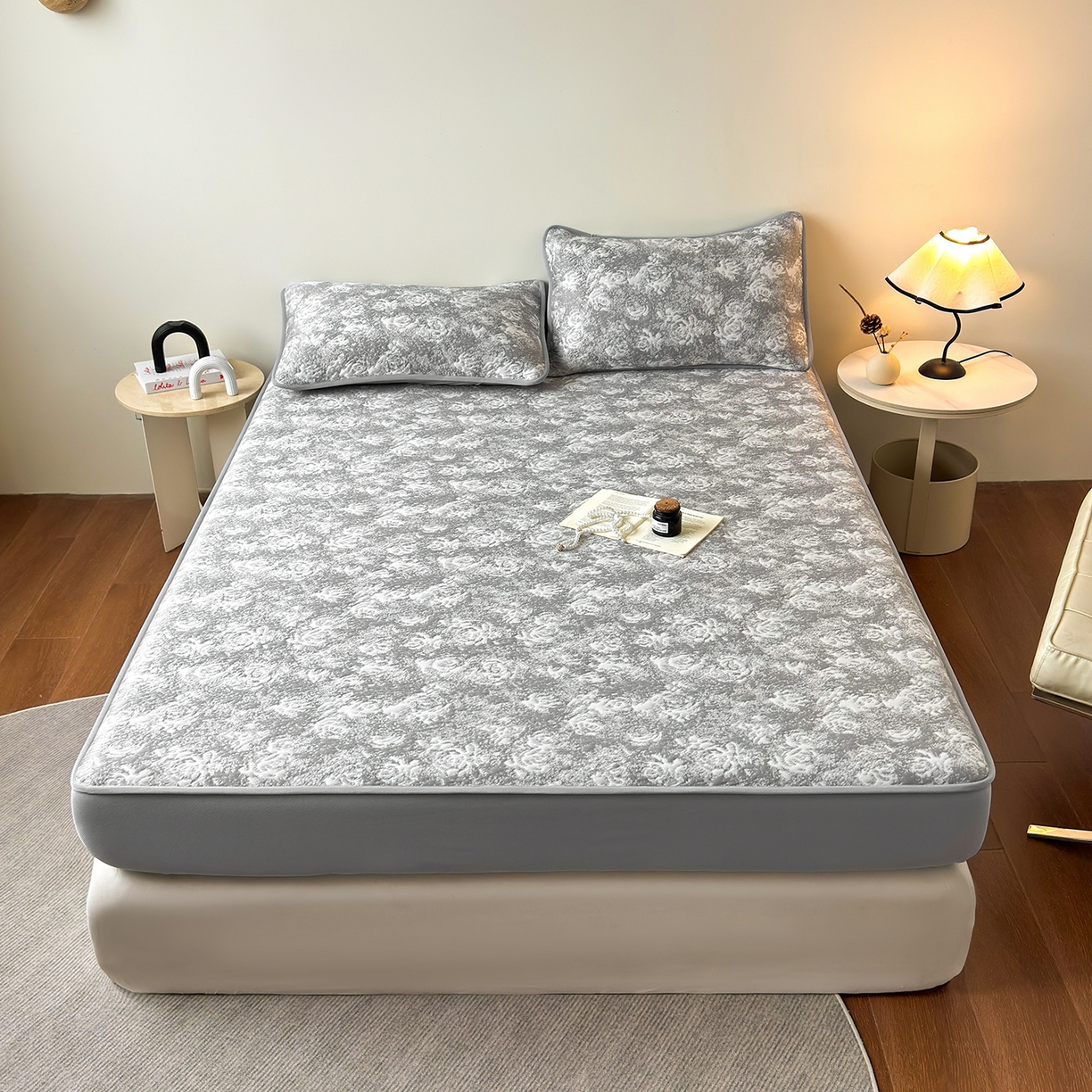 91家纺网 家纺一手货源 找家纺 柔品 2026春夏新款PE中分子床笠款凉席席子 梦里繁花 灰