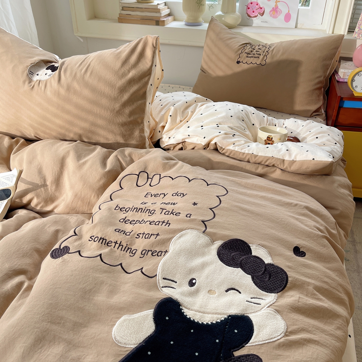 91家纺网 家纺一手货源 找家纺 贝扬思家纺 2026春夏新款云朵贴布绣绣花四件套 小猫来喽