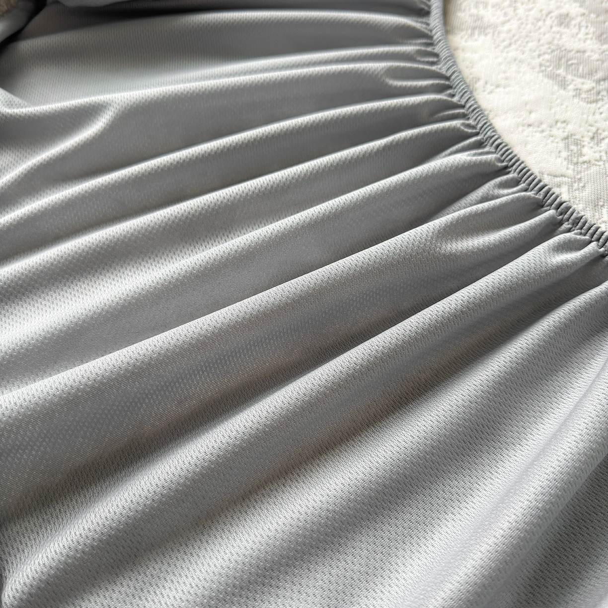 91家纺网 家纺一手货源 找家纺 柔品 2026春夏新款PE中分子床笠款凉席席子 梦里繁花 灰