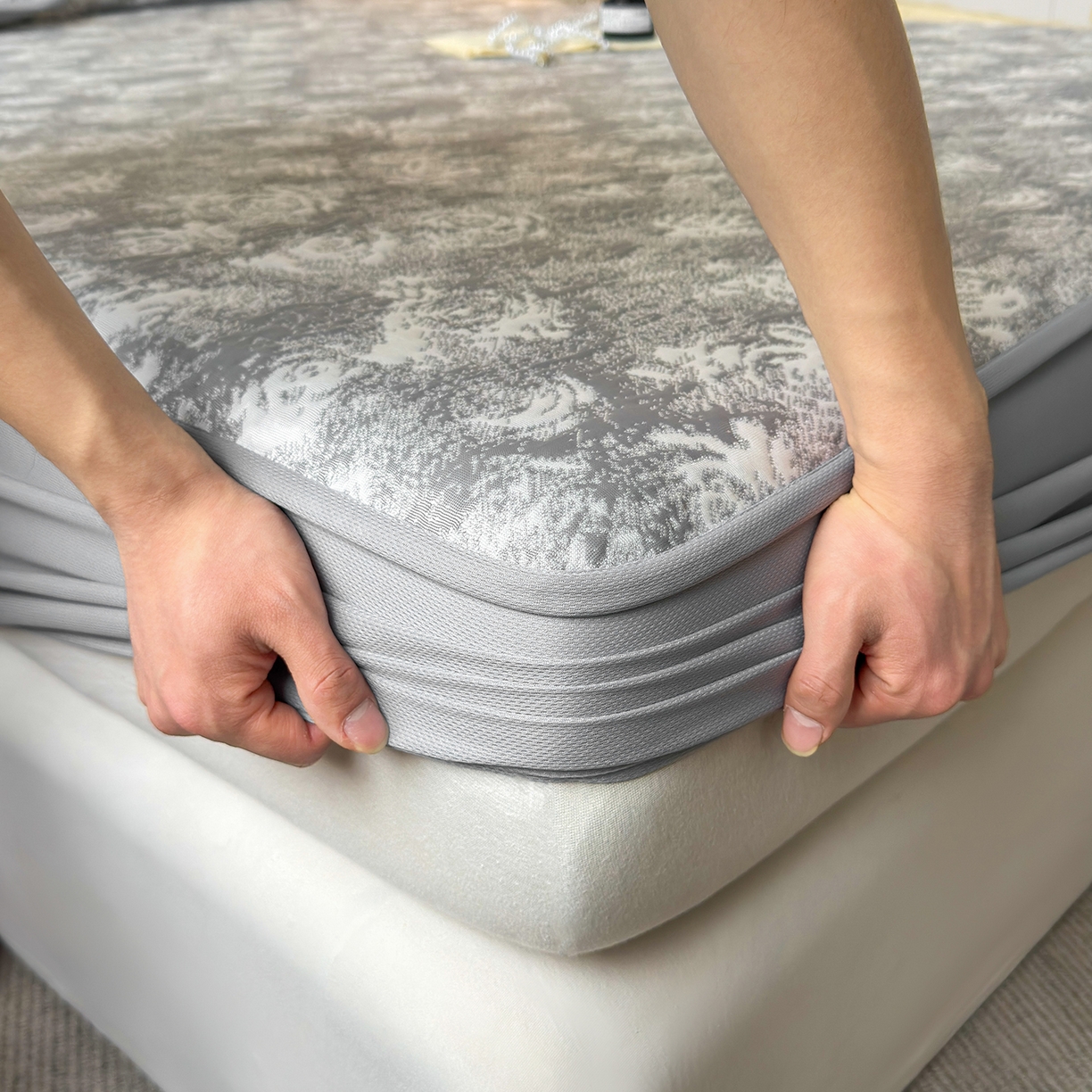 91家纺网 家纺一手货源 找家纺 柔品 2026春夏新款PE中分子床笠款凉席席子 梦里繁花 灰