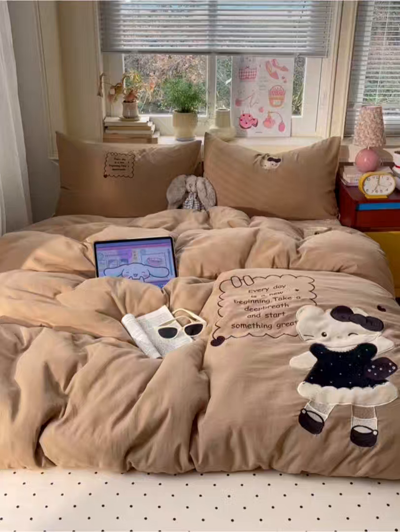 91家纺网 家纺一手货源 找家纺 贝扬思家纺 2026春夏新款云朵贴布绣绣花四件套 小猫来喽