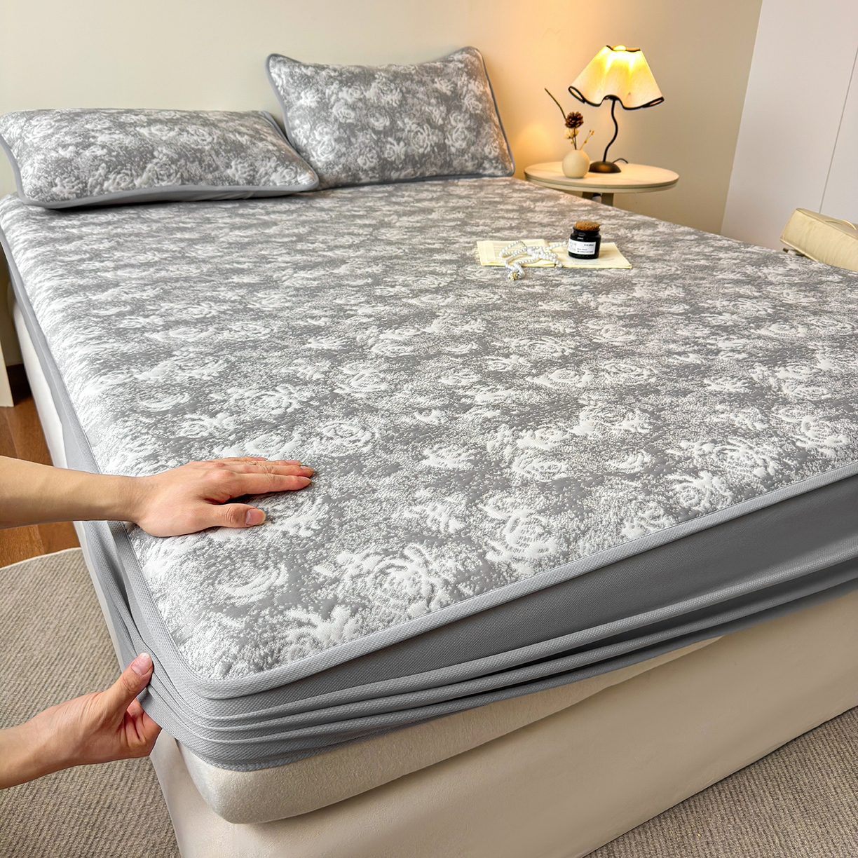 91家纺网 家纺一手货源 找家纺 柔品 2026春夏新款PE中分子床笠款凉席席子 梦里繁花 灰