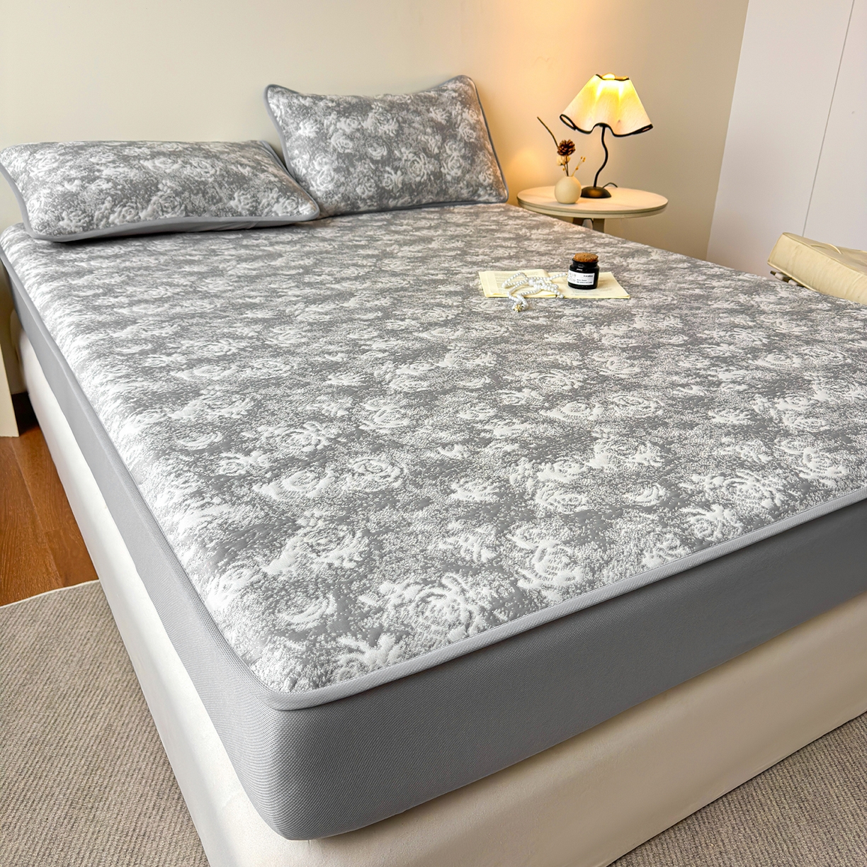 91家纺网 家纺一手货源 找家纺 柔品 2026春夏新款PE中分子床笠款凉席席子 梦里繁花 灰