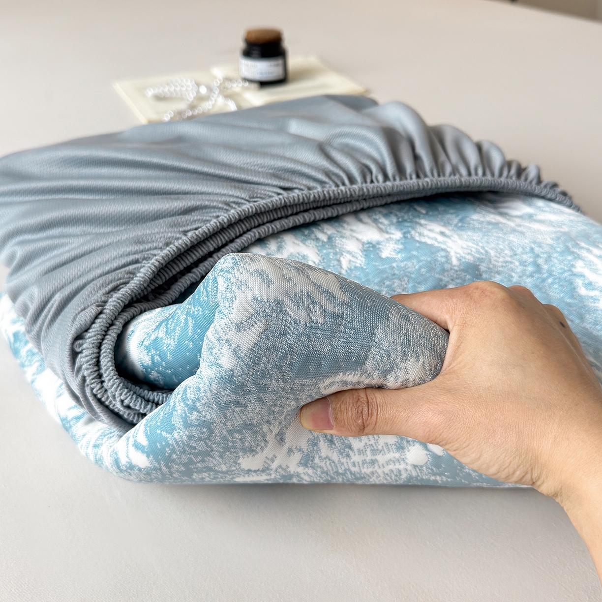 91家纺网 家纺一手货源 找家纺 柔品 2026春夏新款PE中分子床笠款凉席席子 梦里繁花 蓝