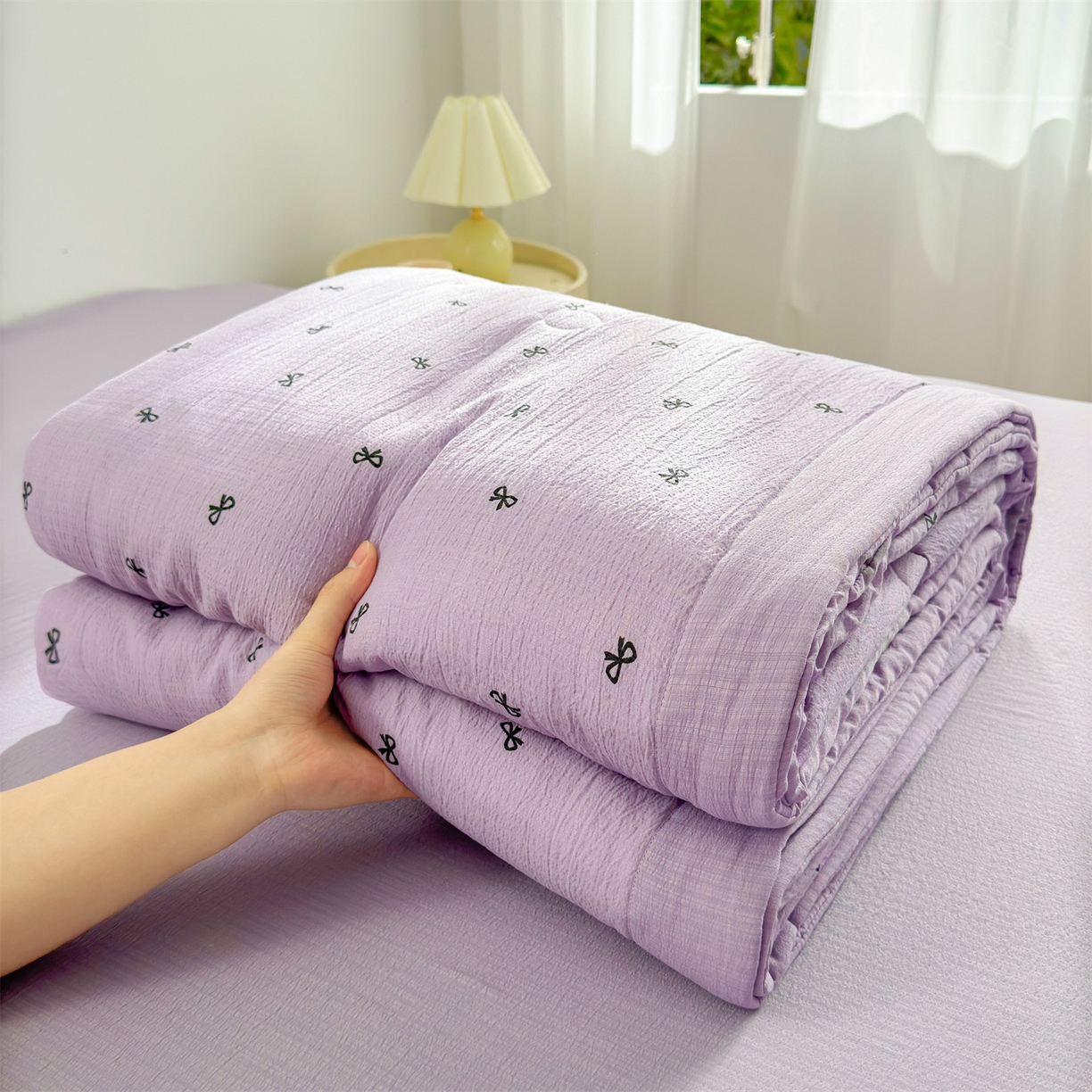 91家纺网 家纺一手货源 找家纺 晓时候 2026新款A类云感双层纱夏被棉花被小清新印花夏凉被空调被 蝴蝶结-紫