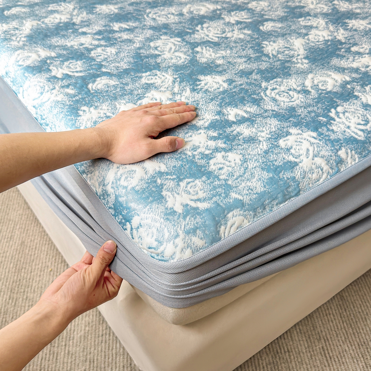 91家纺网 家纺一手货源 找家纺 柔品 2026春夏新款PE中分子床笠款凉席席子 梦里繁花 蓝