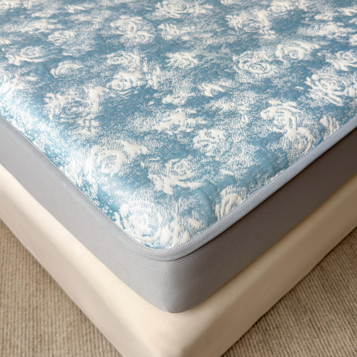 91家纺网 家纺一手货源 找家纺 柔品 2026春夏新款PE中分子床笠款凉席席子 梦里繁花 蓝