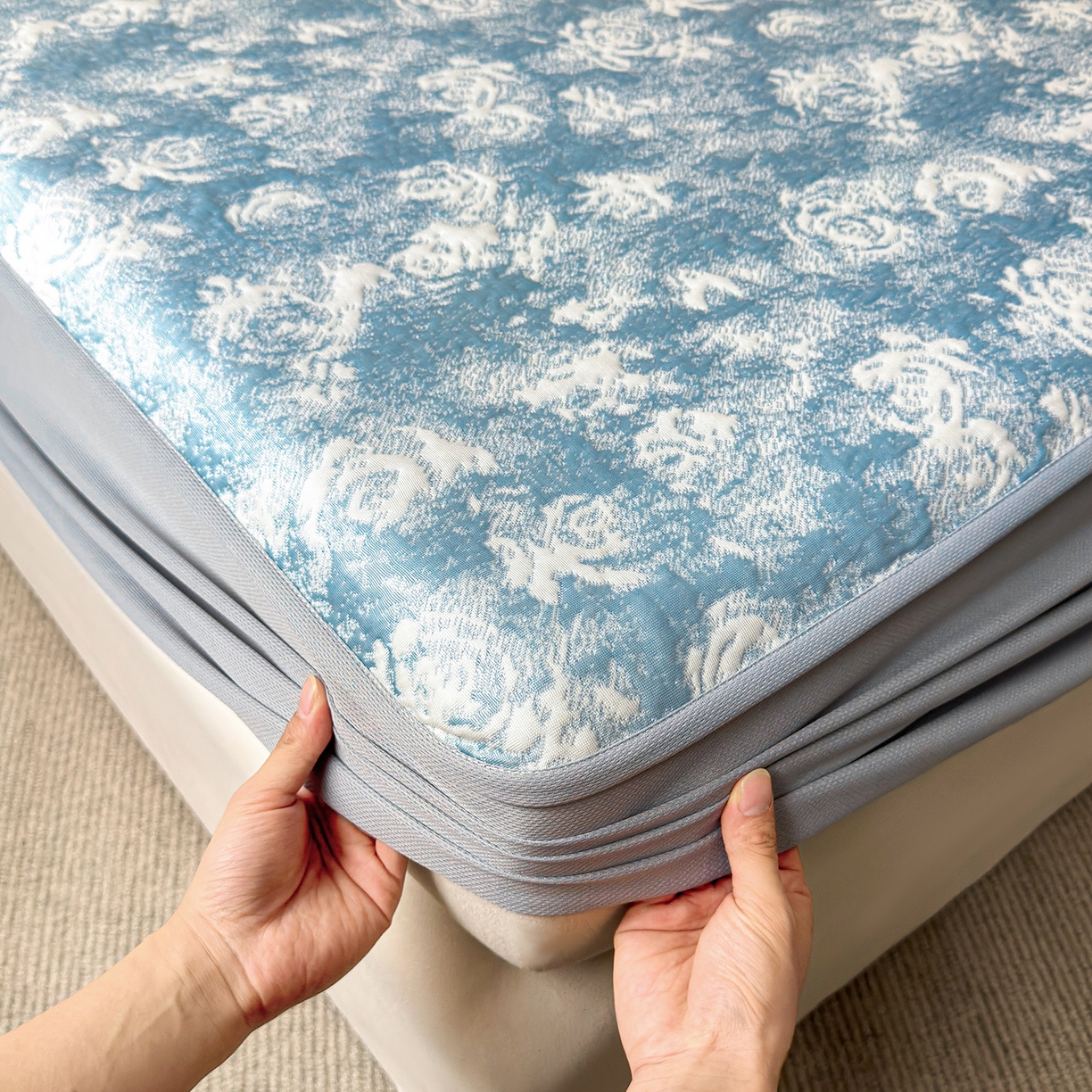 91家纺网 家纺一手货源 找家纺 柔品 2026春夏新款PE中分子床笠款凉席席子 梦里繁花 蓝