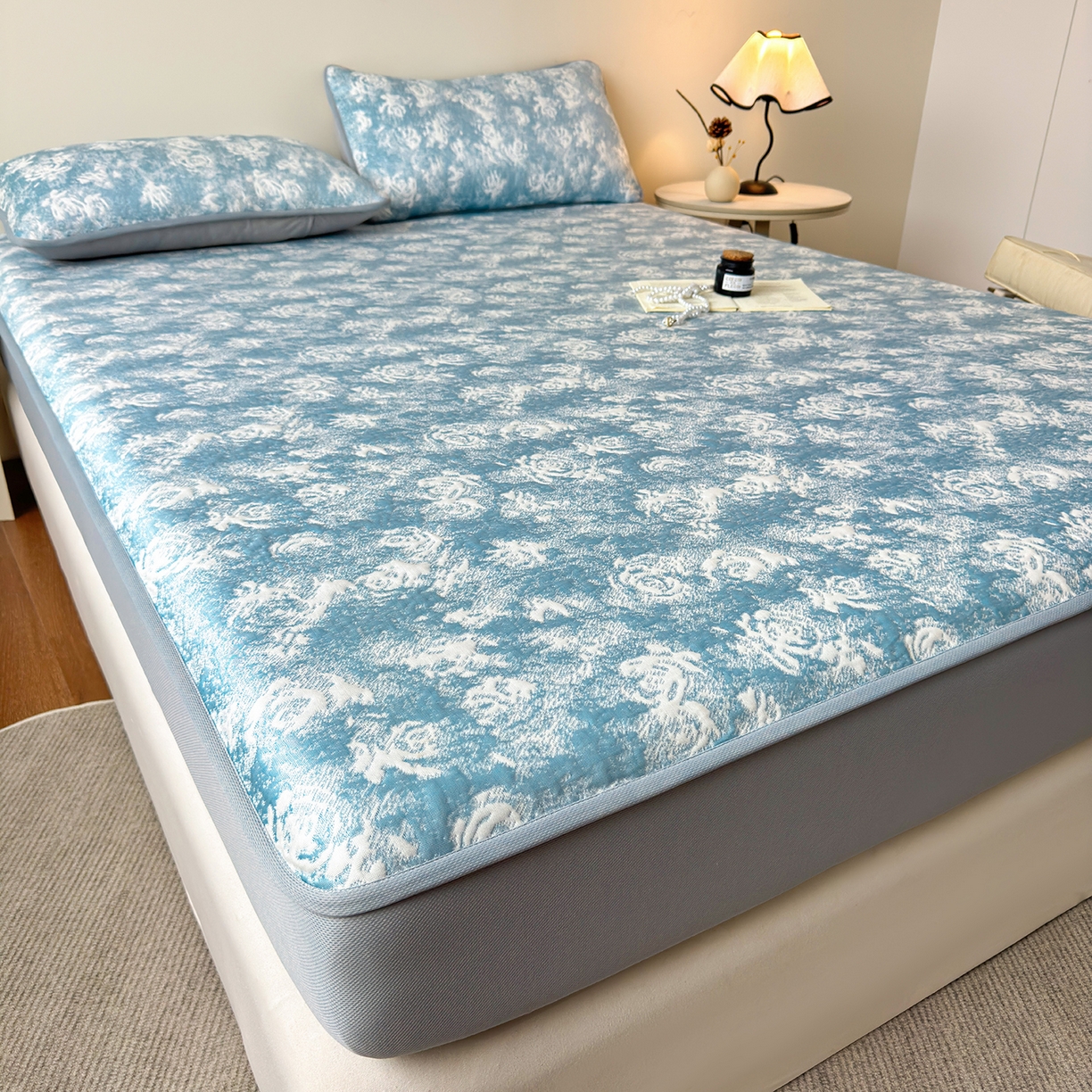 91家纺网 家纺一手货源 找家纺 柔品 2026春夏新款PE中分子床笠款凉席席子 梦里繁花 蓝