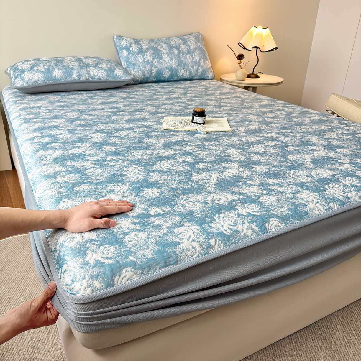 91家纺网 家纺一手货源 找家纺 柔品 2026春夏新款PE中分子床笠款凉席席子 梦里繁花 蓝