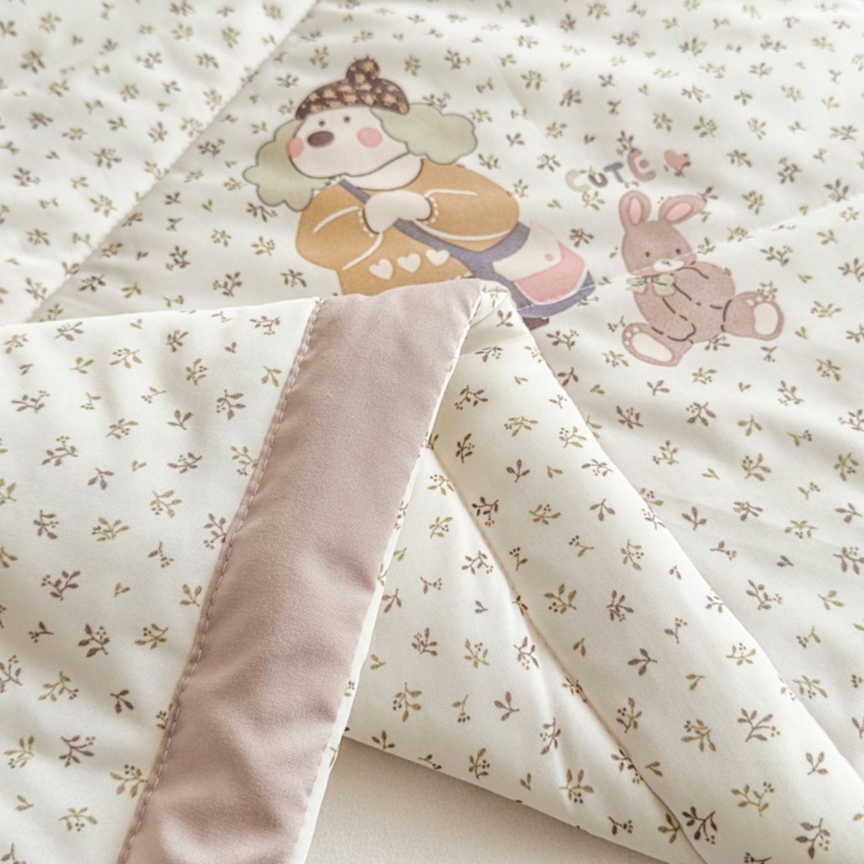 91家纺网 家纺一手货源 找家纺 帕拉美拉 2026新款A类印花冰凉丝凉感丝手包大宽边夏被 萌宠小分队