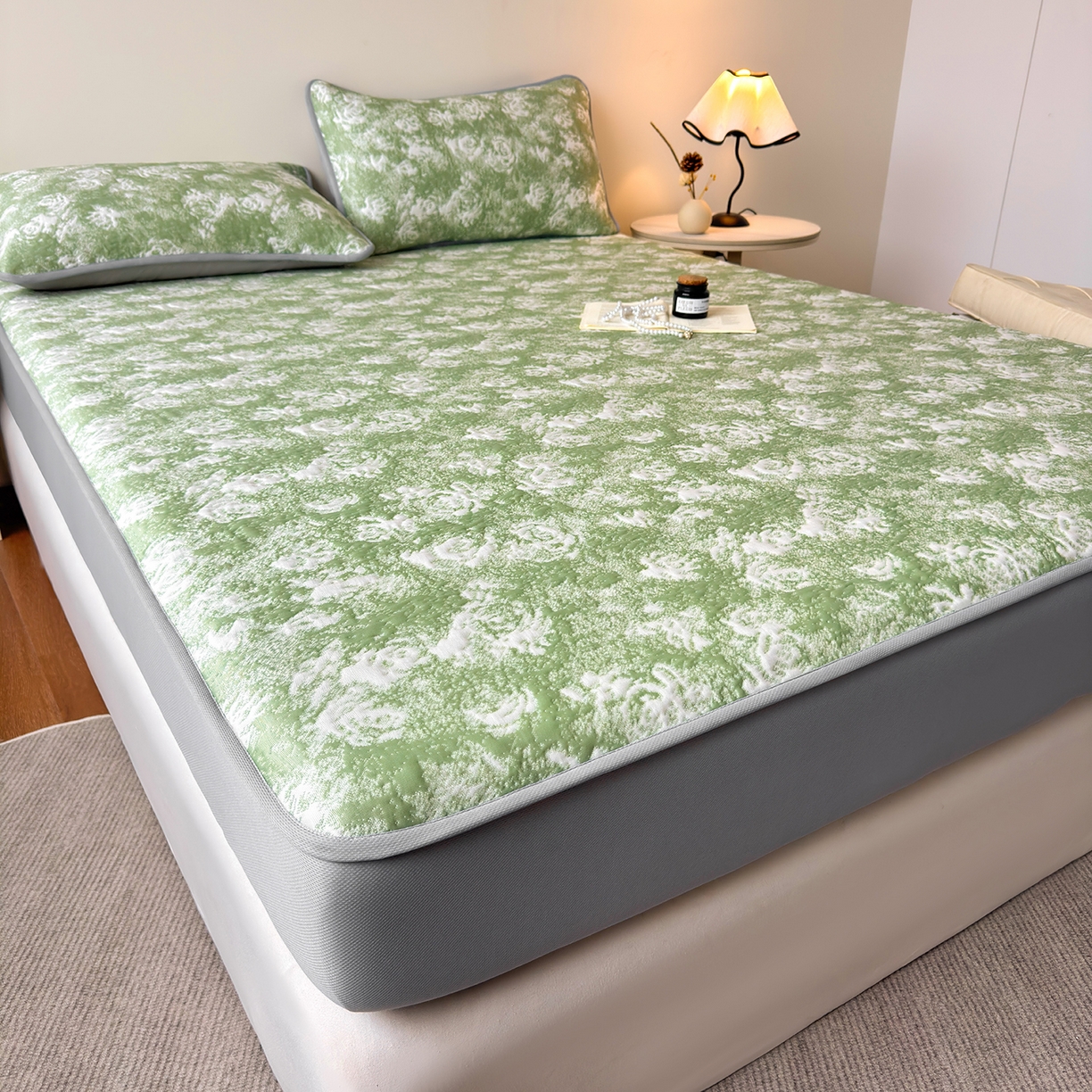 91家纺网 家纺一手货源 找家纺 柔品 2026春夏新款PE中分子床笠款凉席席子 梦里繁花 绿