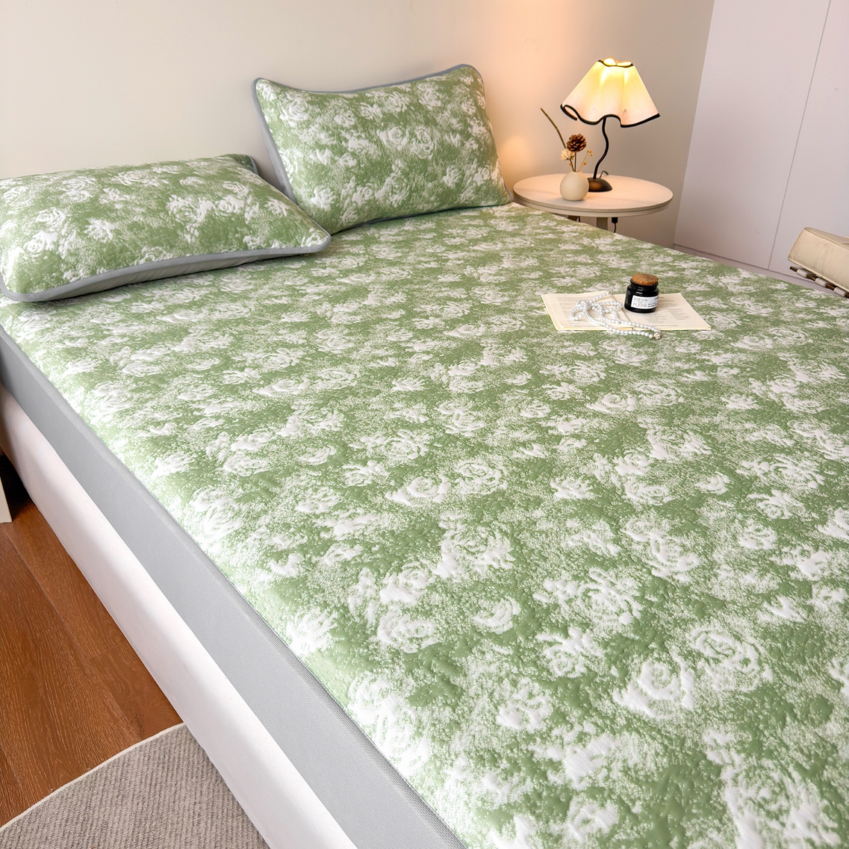 91家纺网 家纺一手货源 找家纺 柔品 2026春夏新款PE中分子床笠款凉席席子 梦里繁花 绿