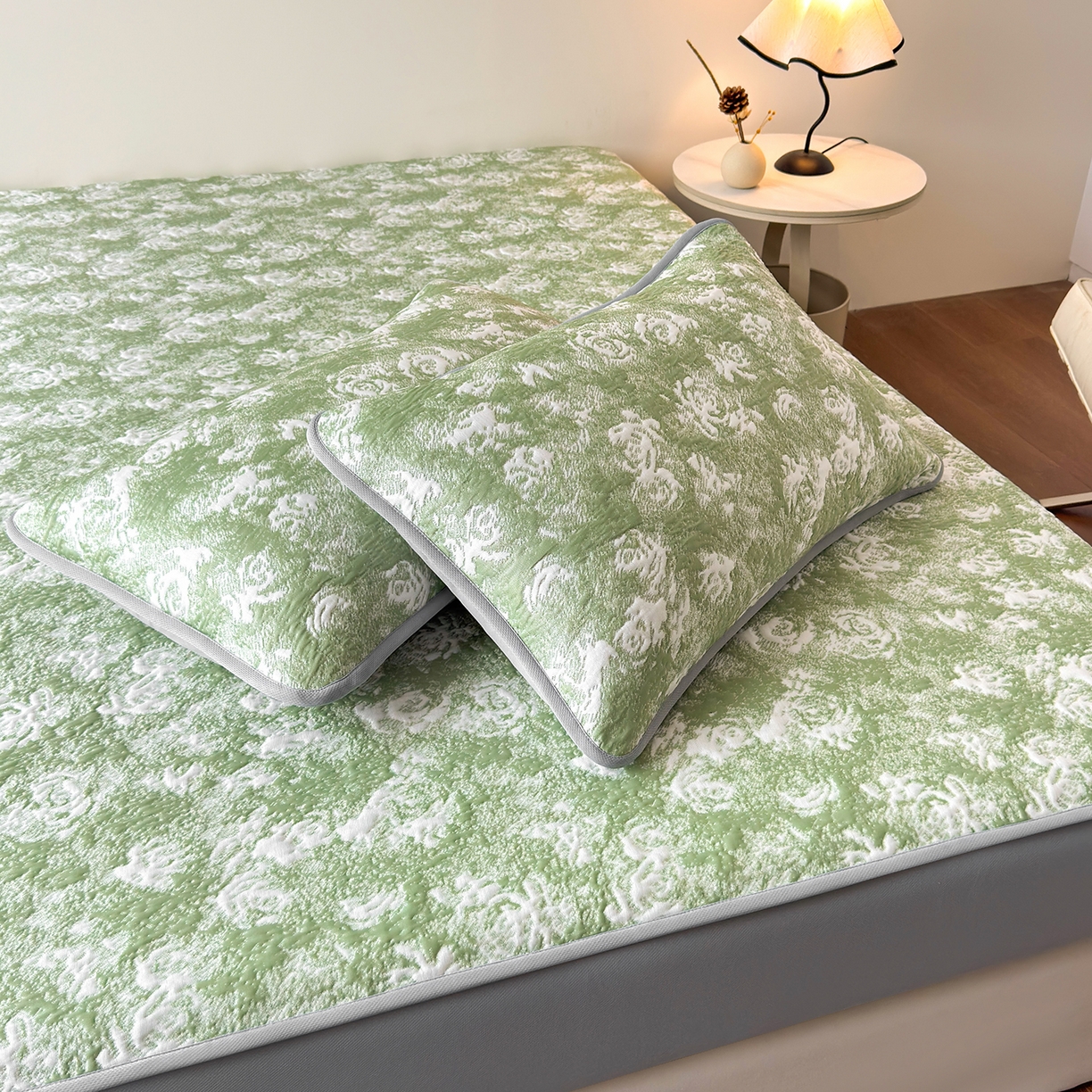 91家纺网 家纺一手货源 找家纺 柔品 2026春夏新款PE中分子床笠款凉席席子 梦里繁花 绿