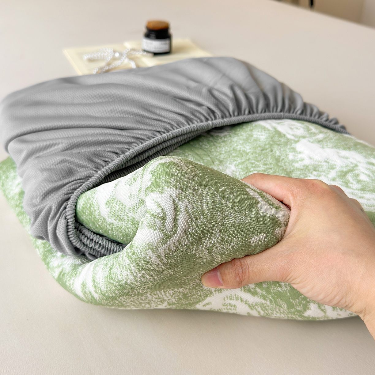 91家纺网 家纺一手货源 找家纺 柔品 2026春夏新款PE中分子床笠款凉席席子 梦里繁花 绿