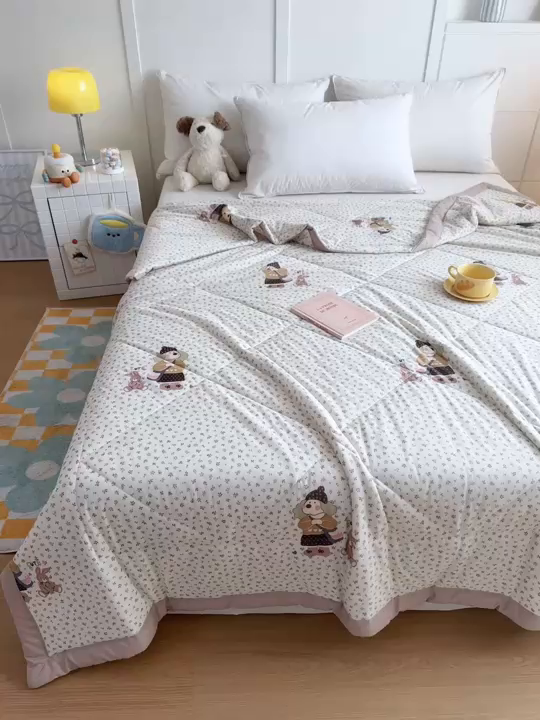 91家纺网 家纺一手货源 找家纺 帕拉美拉 2026新款A类印花冰凉丝凉感丝手包大宽边夏被 萌宠小分队