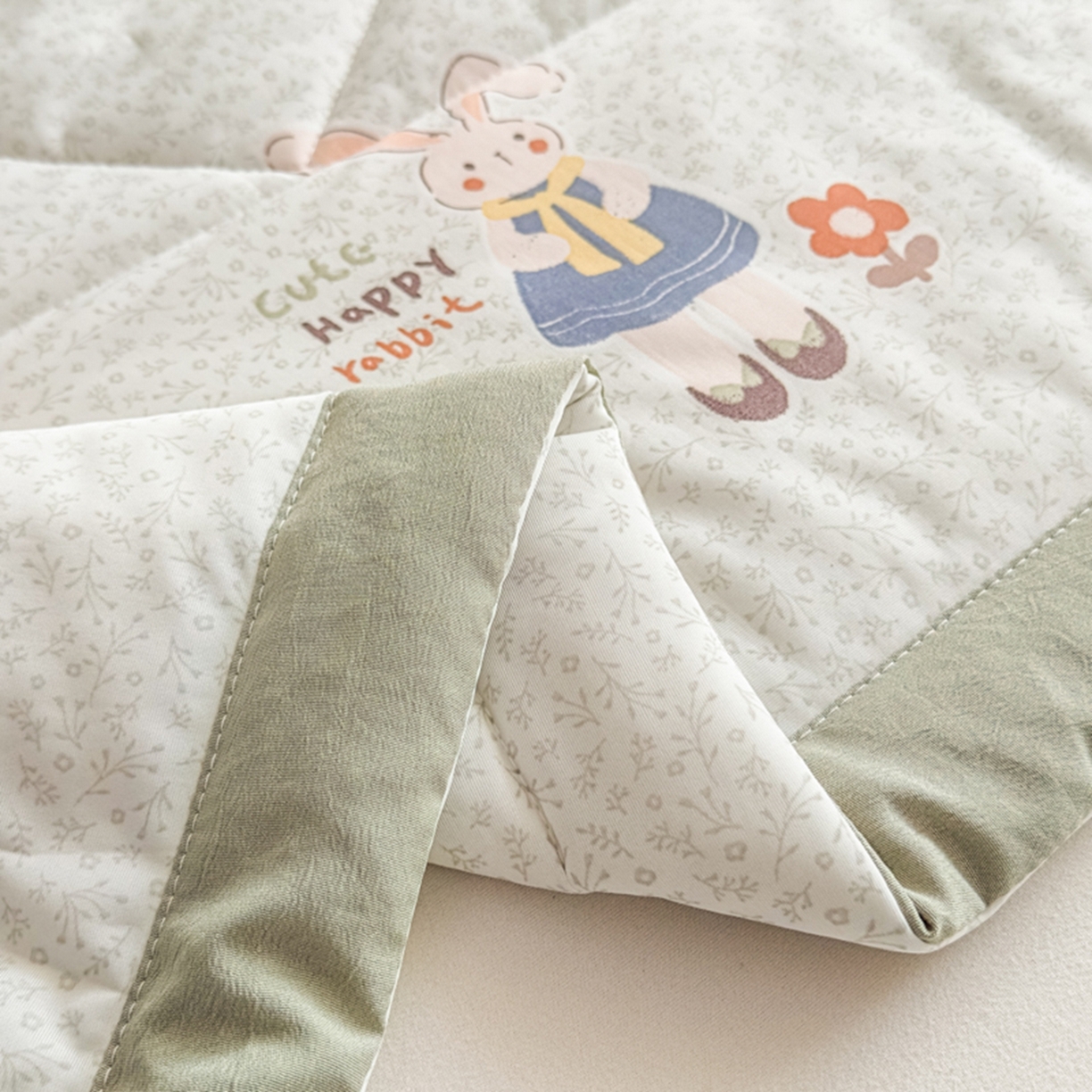 91家纺网 家纺一手货源 找家纺 帕拉美拉 2026新款A类印花冰凉丝凉感丝手包大宽边夏被 萌兔乐园