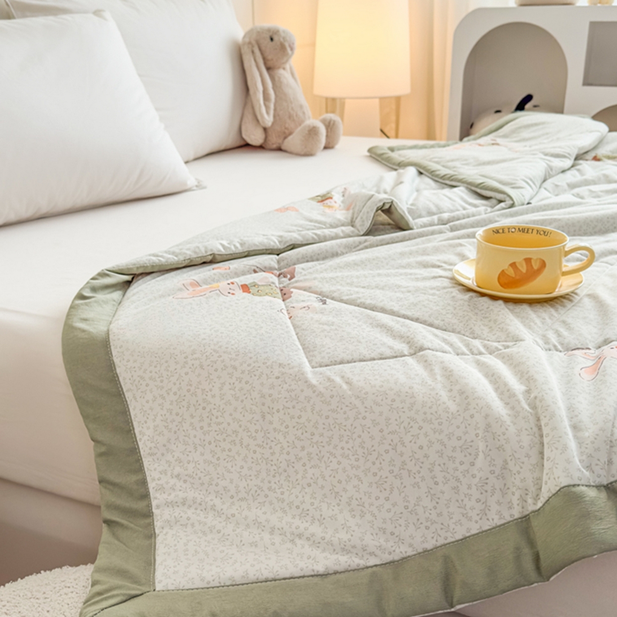 91家纺网 家纺一手货源 找家纺 帕拉美拉 2026新款A类印花冰凉丝凉感丝手包大宽边夏被 萌兔乐园