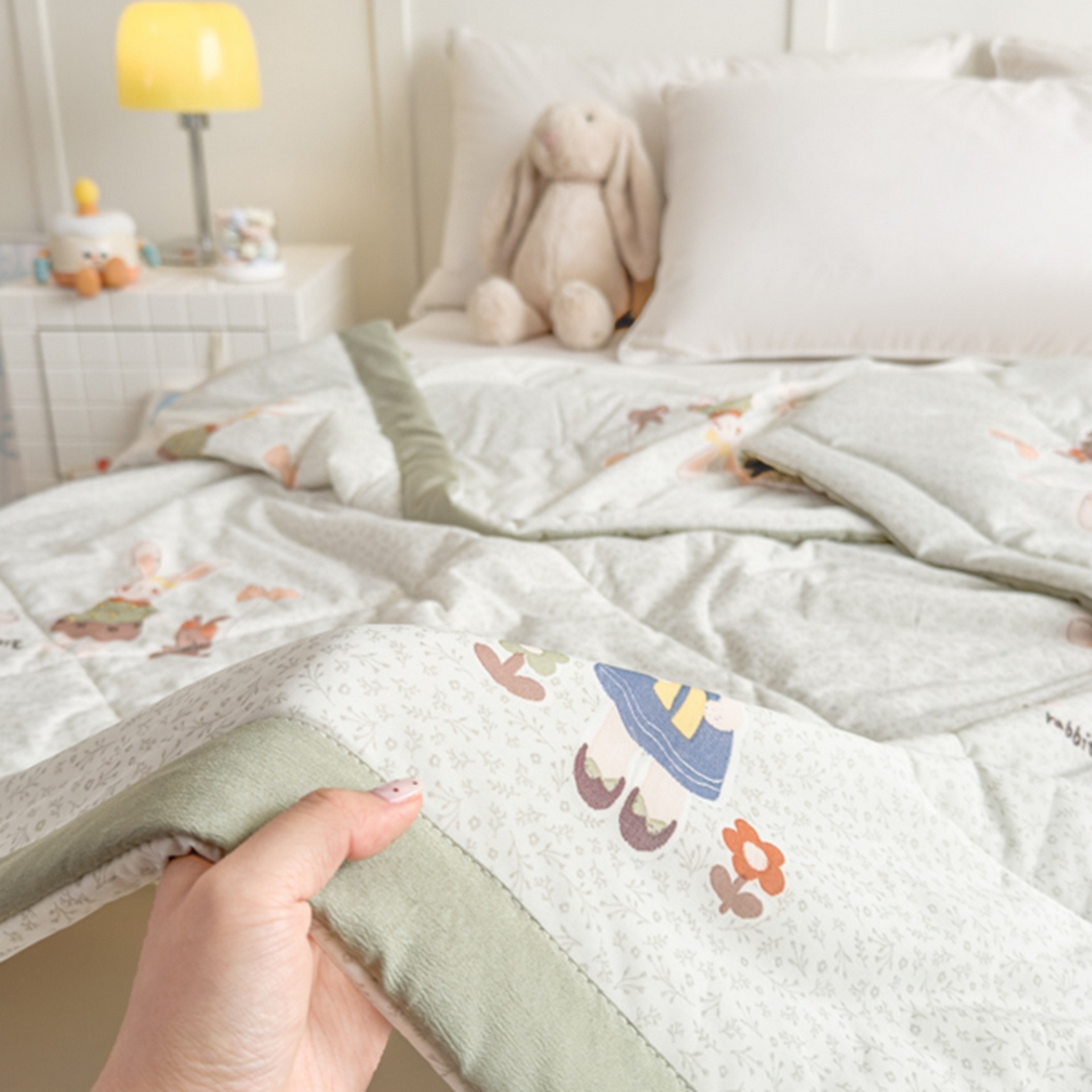 91家纺网 家纺一手货源 找家纺 帕拉美拉 2026新款A类印花冰凉丝凉感丝手包大宽边夏被 萌兔乐园