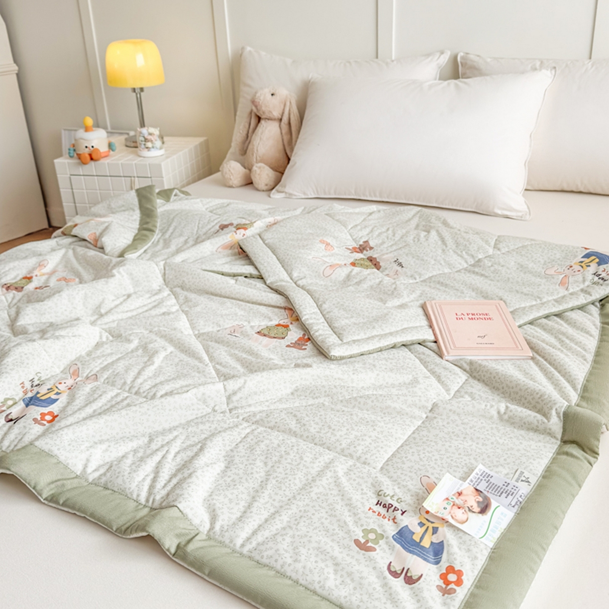 91家纺网 家纺一手货源 找家纺 帕拉美拉 2026新款A类印花冰凉丝凉感丝手包大宽边夏被 萌兔乐园