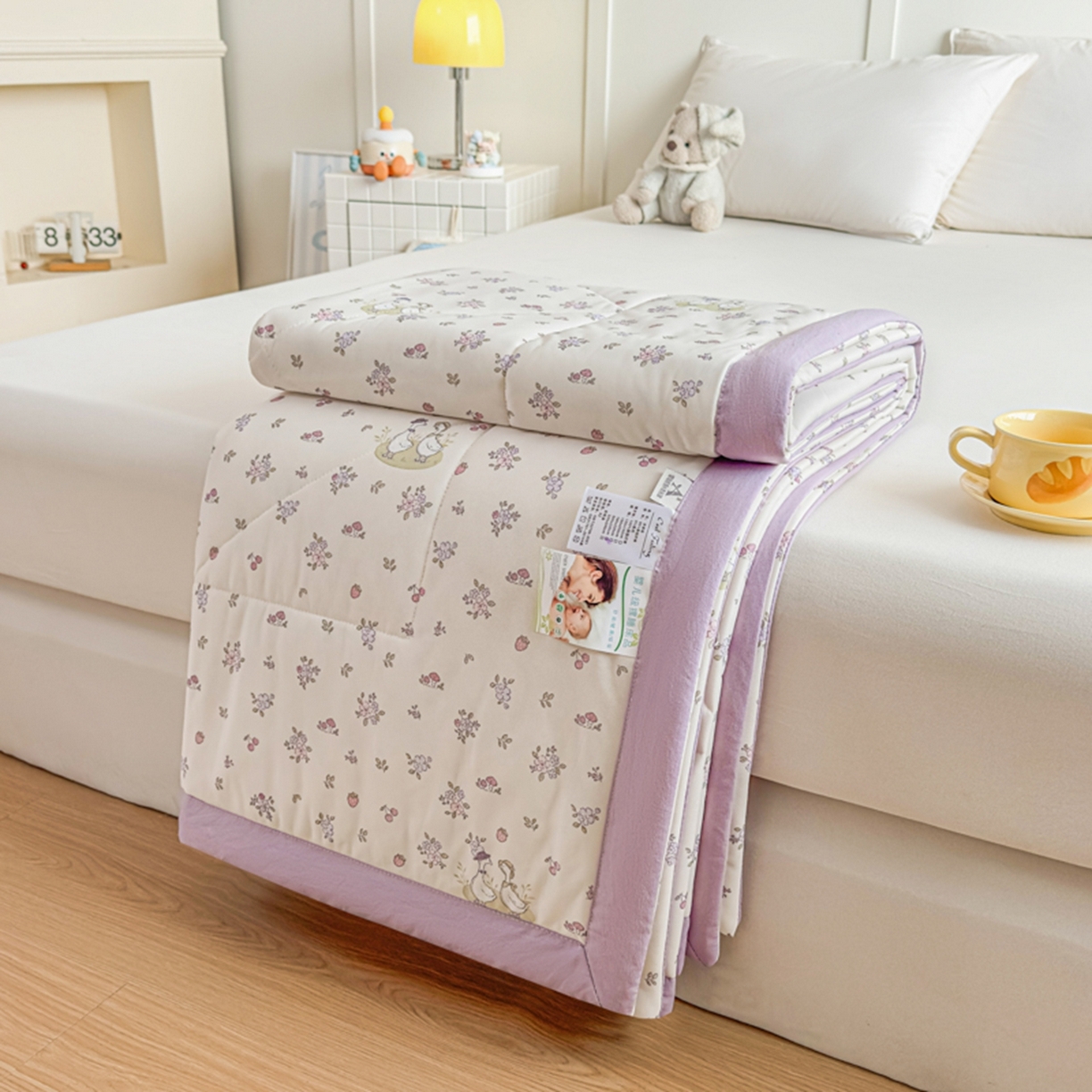 91家纺网 家纺一手货源 找家纺 帕拉美拉 2026新款A类印花冰凉丝凉感丝手包大宽边夏被 紫韵小萌丫