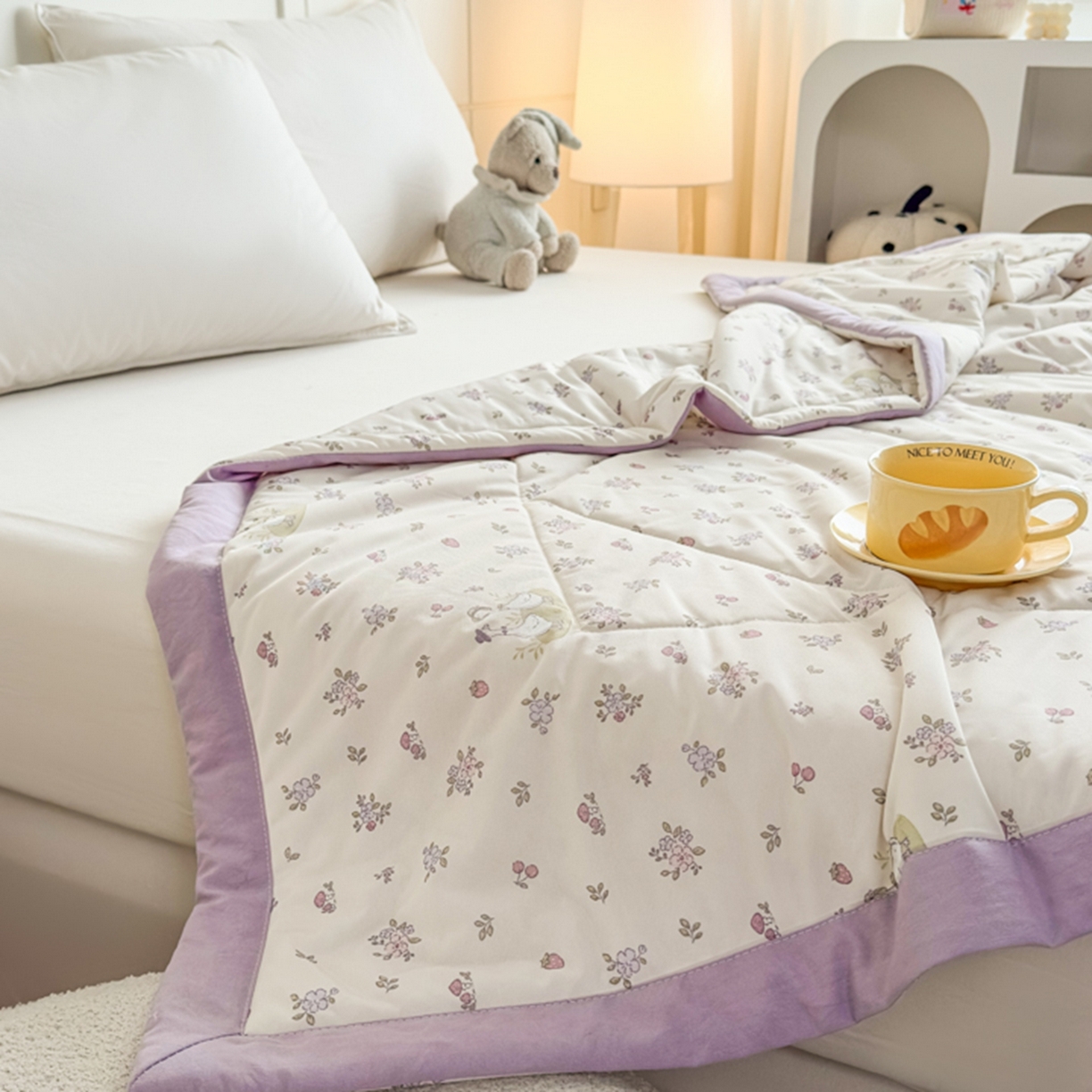 91家纺网 家纺一手货源 找家纺 帕拉美拉 2026新款A类印花冰凉丝凉感丝手包大宽边夏被 紫韵小萌丫