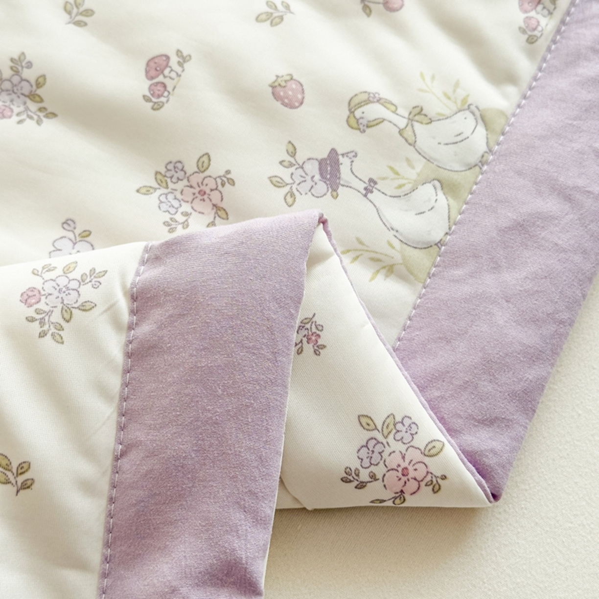 91家纺网 家纺一手货源 找家纺 帕拉美拉 2026新款A类印花冰凉丝凉感丝手包大宽边夏被 紫韵小萌丫