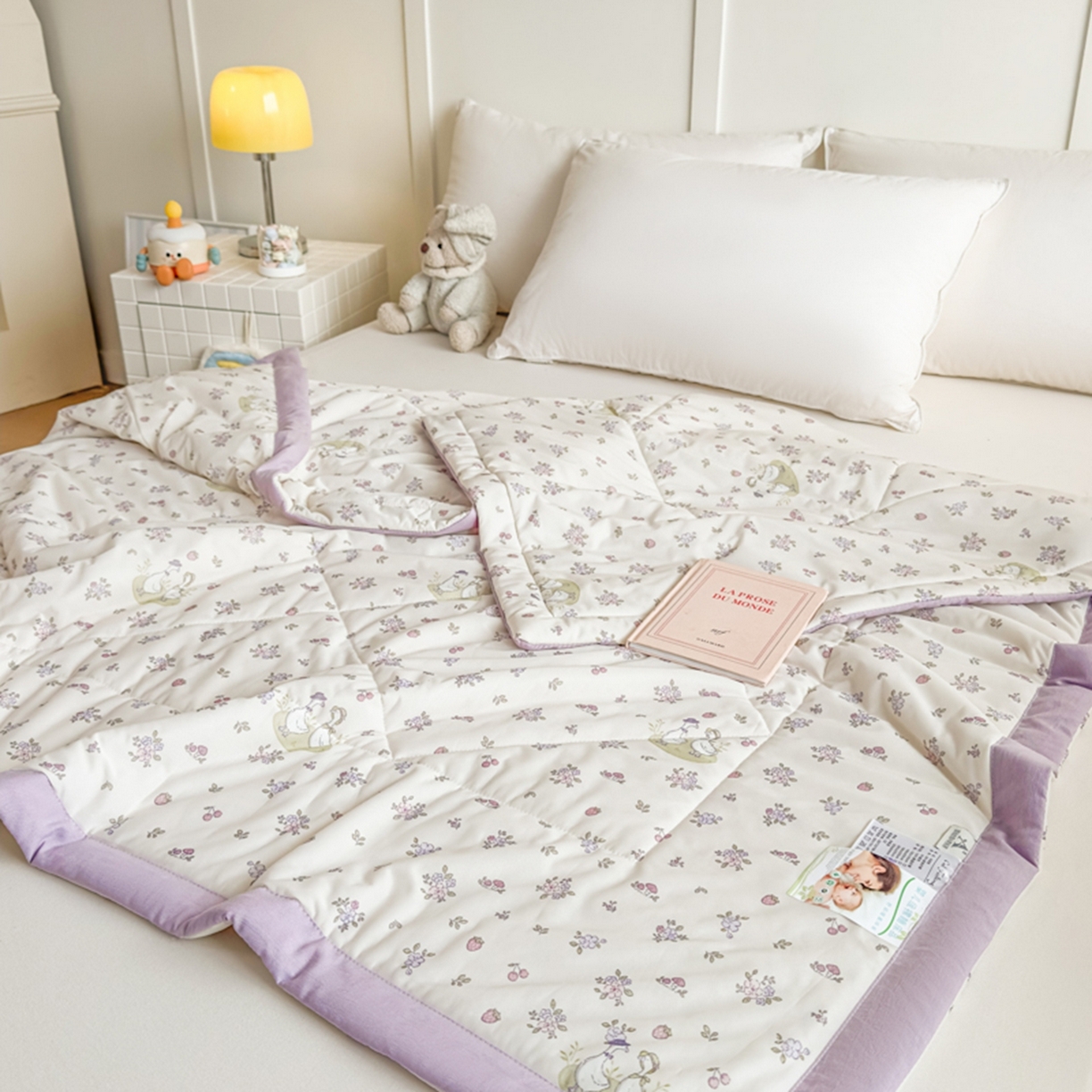 91家纺网 家纺一手货源 找家纺 帕拉美拉 2026新款A类印花冰凉丝凉感丝手包大宽边夏被 紫韵小萌丫