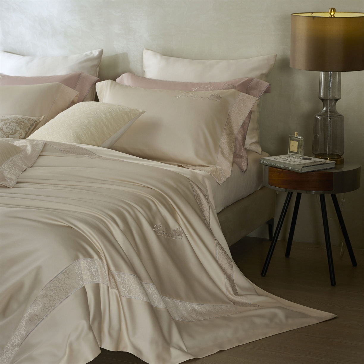 91家纺网 家纺一手货源 找家纺 玖玖爱家纺 2026新款80支贡缎奢织黄金长绒棉四件套-云梦泽 云梦泽-奶青白