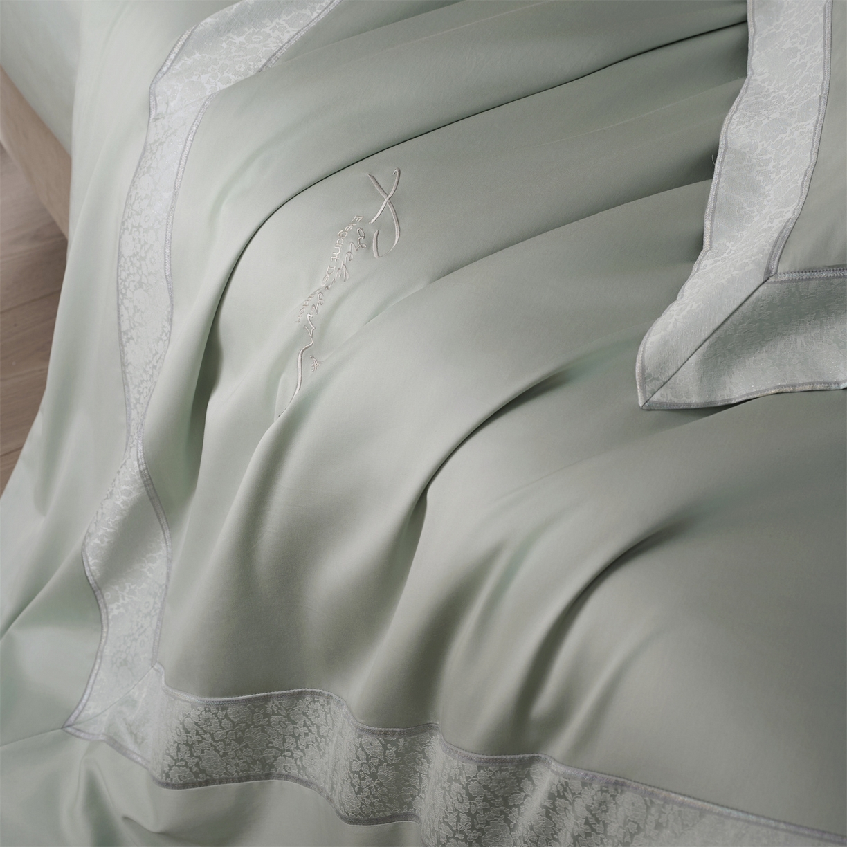 91家纺网 家纺一手货源 找家纺 玖玖爱家纺 2026新款80支贡缎奢织黄金长绒棉四件套-云梦泽 云梦泽-枝绿色