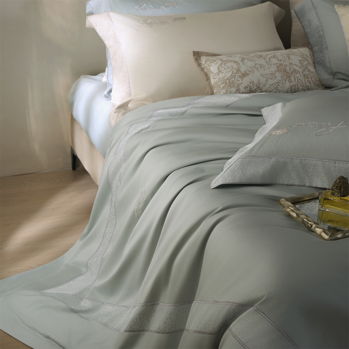 91家纺网 家纺一手货源 找家纺 玖玖爱家纺 2026新款80支贡缎奢织黄金长绒棉四件套-云梦泽 云梦泽-枝绿色