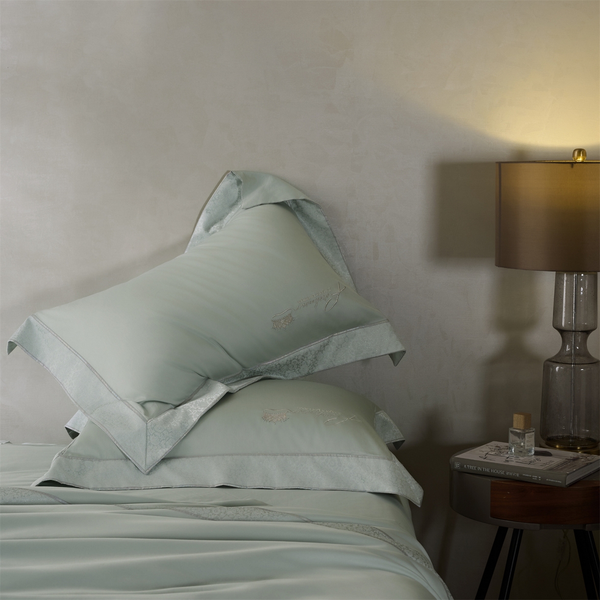 91家纺网 家纺一手货源 找家纺 玖玖爱家纺 2026新款80支贡缎奢织黄金长绒棉四件套-云梦泽 云梦泽-枝绿色