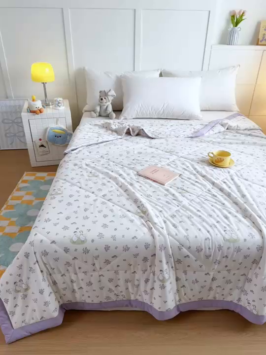 91家纺网 家纺一手货源 找家纺 帕拉美拉 2026新款A类印花冰凉丝凉感丝手包大宽边夏被 紫韵小萌丫