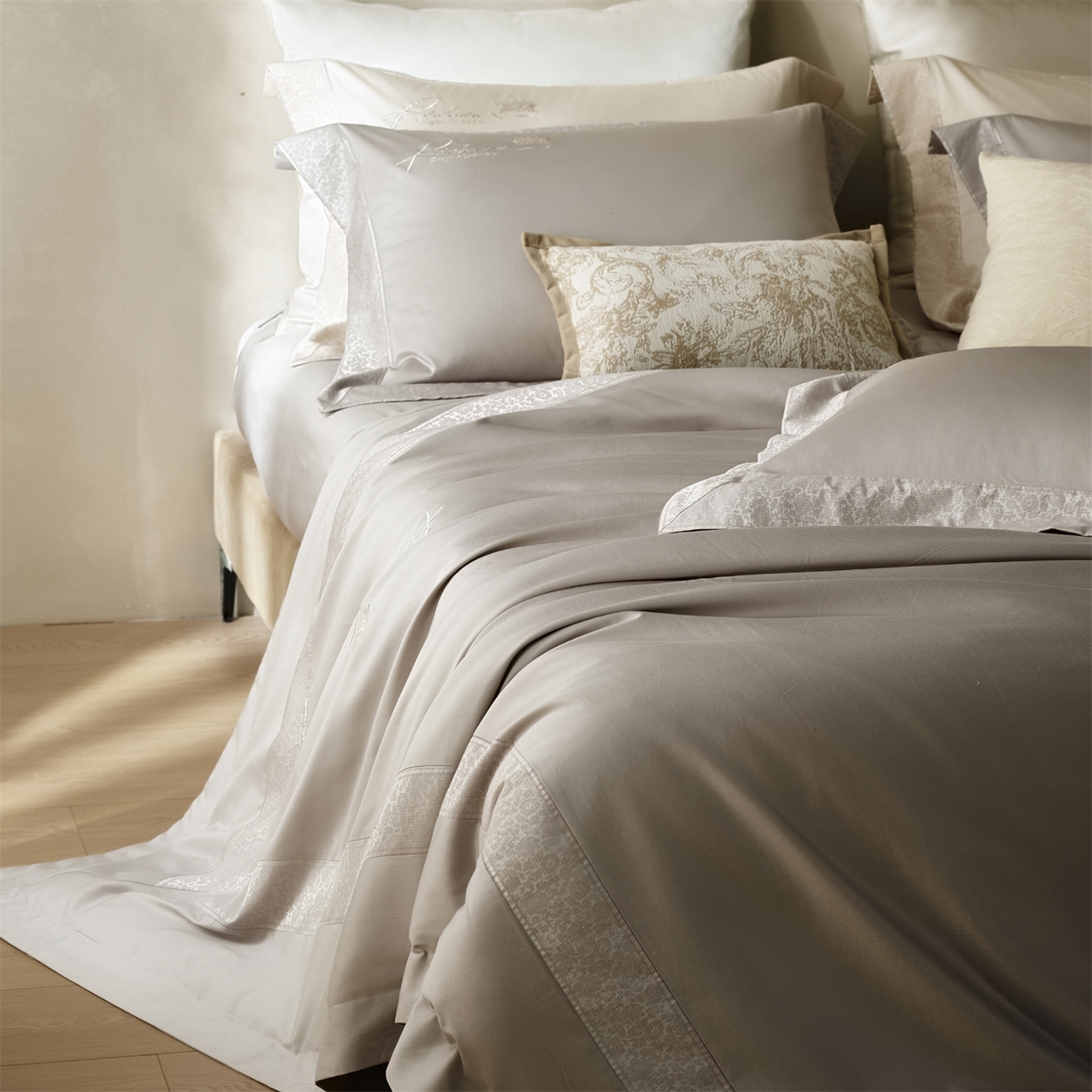 91家纺网 家纺一手货源 找家纺 玖玖爱家纺 2026新款80支贡缎奢织黄金长绒棉四件套-云梦泽 云梦泽-朱草灰