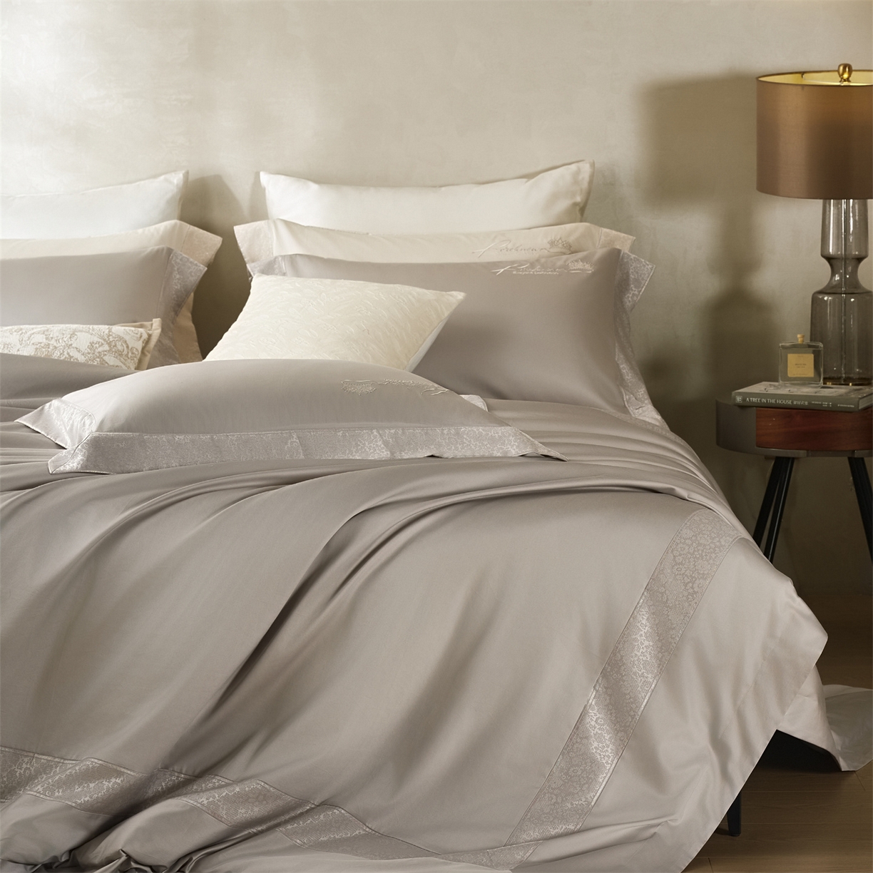 91家纺网 家纺一手货源 找家纺 玖玖爱家纺 2026新款80支贡缎奢织黄金长绒棉四件套-云梦泽 云梦泽-朱草灰