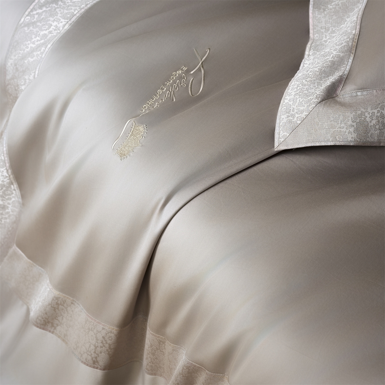 91家纺网 家纺一手货源 找家纺 玖玖爱家纺 2026新款80支贡缎奢织黄金长绒棉四件套-云梦泽 云梦泽-朱草灰