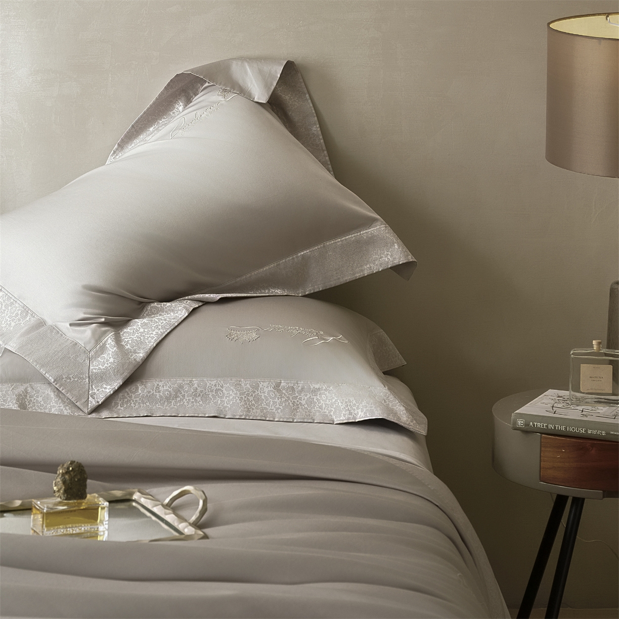 91家纺网 家纺一手货源 找家纺 玖玖爱家纺 2026新款80支贡缎奢织黄金长绒棉四件套-云梦泽 云梦泽-朱草灰