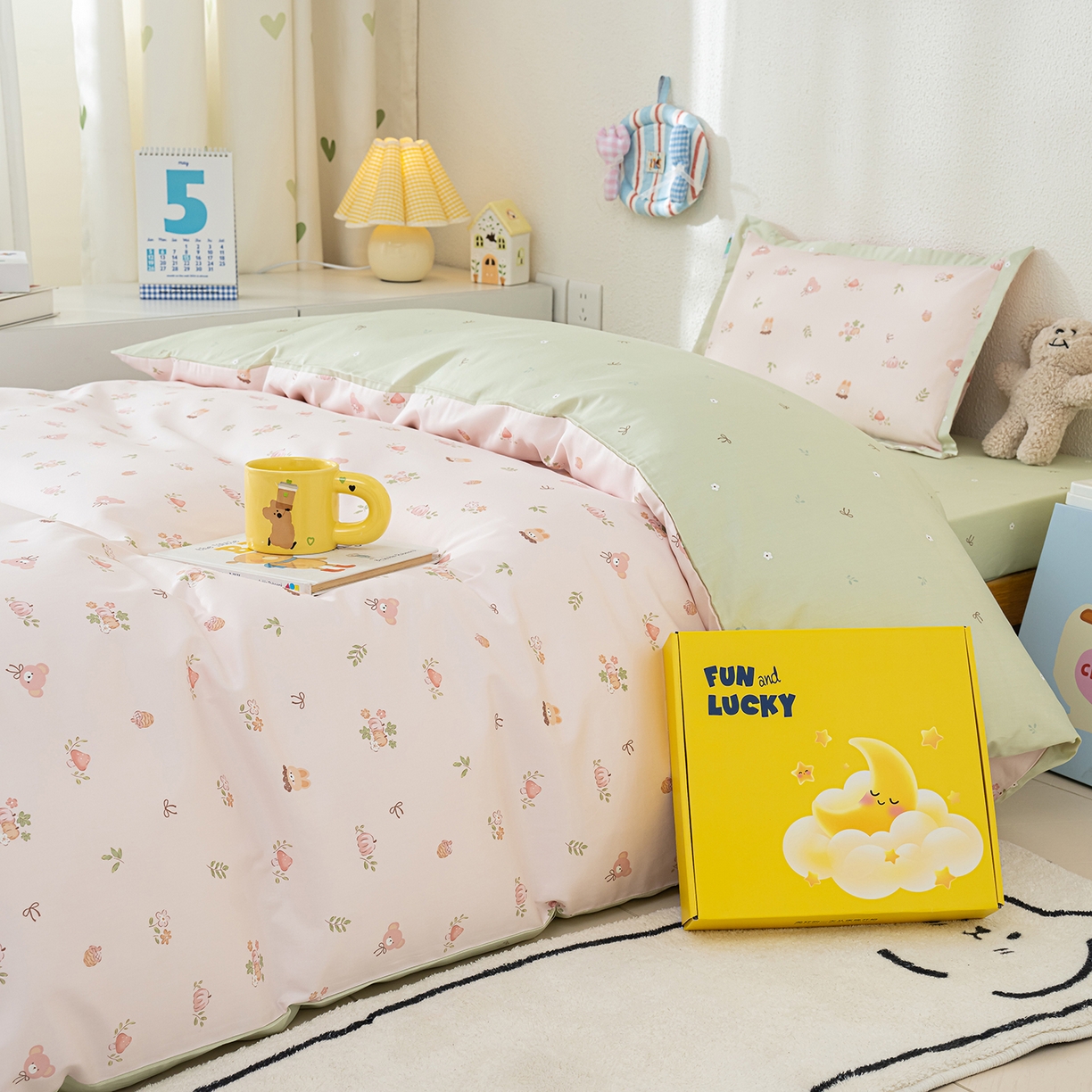 91家纺网 家纺一手货源 找家纺 良佐生活 2026新款A类60支全棉贡缎长绒棉单件被套 兔熊宝贝