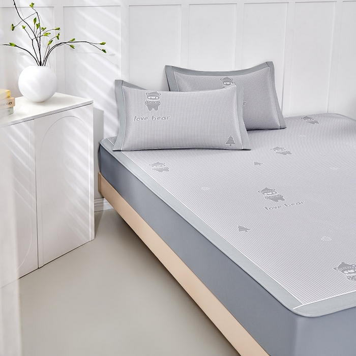 91家纺网 家纺一手货源 找家纺 小牛席业 2026新款【实拍风格】双PE高凉感-韩版小熊提花冰丝席（床笠款）凉席竹席藤席冰藤席乳胶席豆豆席 灰色