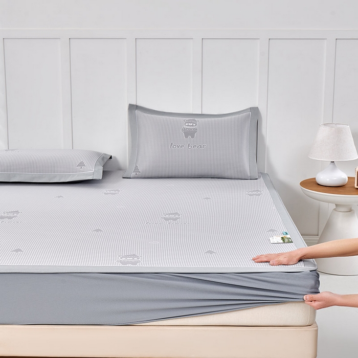 91家纺网 家纺一手货源 找家纺 小牛席业 2026新款【实拍风格】双PE高凉感-韩版小熊提花冰丝席（床笠款）凉席竹席藤席冰藤席乳胶席豆豆席 灰色