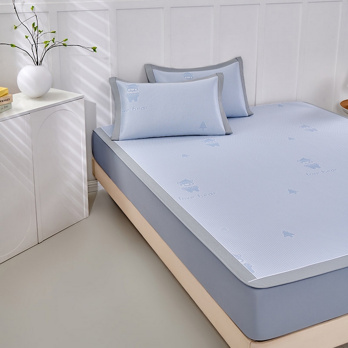 91家纺网 家纺一手货源 找家纺 小牛席业 2026新款【实拍风格】双PE高凉感-韩版小熊提花冰丝席（床笠款）凉席竹席藤席冰藤席乳胶席豆豆席 蓝色