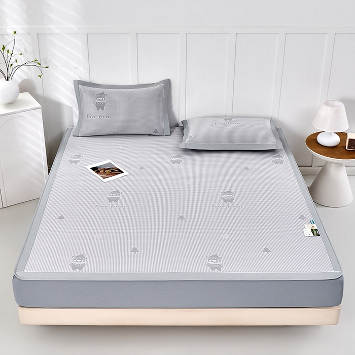 91家纺网 家纺一手货源 找家纺 小牛席业 2026新款【实拍风格】双PE高凉感-韩版小熊提花冰丝席（床笠款）凉席竹席藤席冰藤席乳胶席豆豆席 灰色