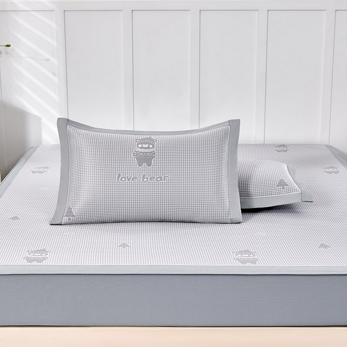 91家纺网 家纺一手货源 找家纺 小牛席业 2026新款【实拍风格】双PE高凉感-韩版小熊提花冰丝席（床笠款）凉席竹席藤席冰藤席乳胶席豆豆席 灰色