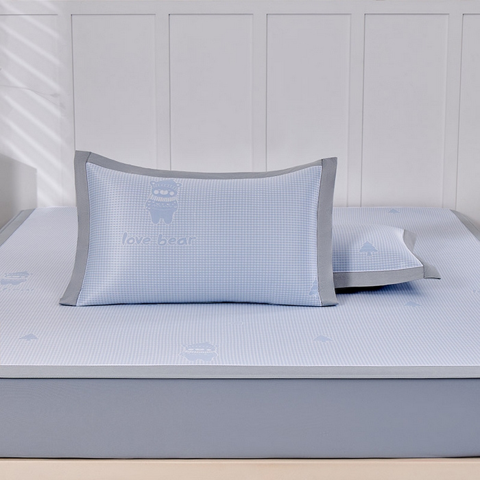 91家纺网 家纺一手货源 找家纺 小牛席业 2026新款【实拍风格】双PE高凉感-韩版小熊提花冰丝席（床笠款）凉席竹席藤席冰藤席乳胶席豆豆席 蓝色