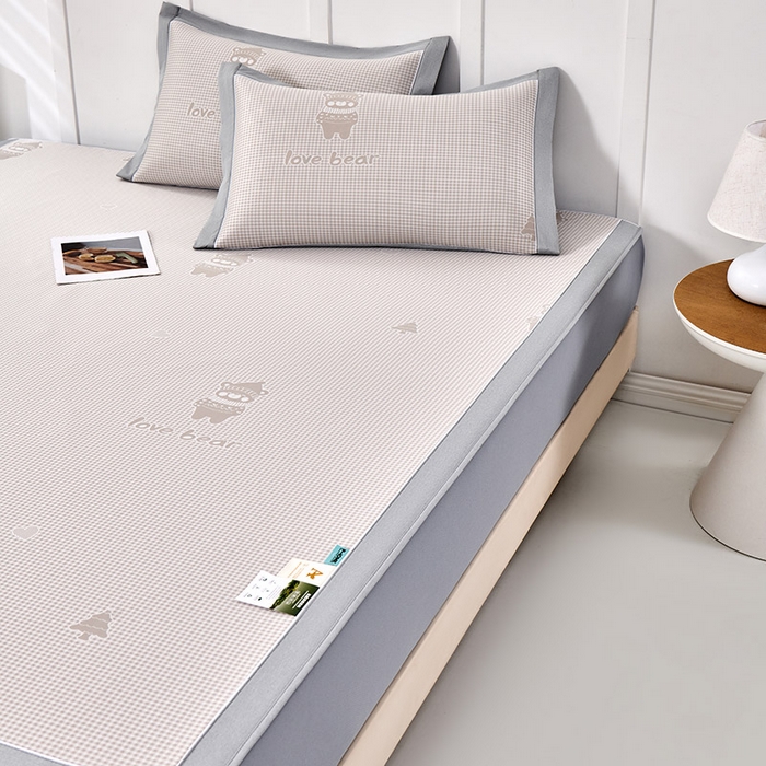 91家纺网 家纺一手货源 找家纺 （总）小牛席业 2026新款【实拍风格】双PE高凉感-韩版小熊提花冰丝席（床笠款）凉席竹席藤席冰藤席乳胶席豆豆席